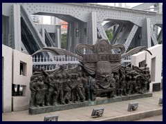 Communist monument with Mao Zedong and workers on the Haizhou Bridge.